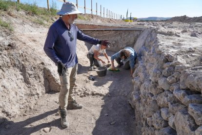 Carlos Sanz junto a los voluntarios trabajando en las excavaciones arqueológicas de Pintia en Valladolid.