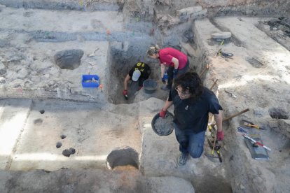 Voluntarios trabajando en las excavaciones arqueológicas de Pintia en Valladolid.