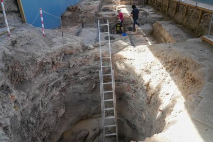 Voluntarios trabajando en las excavaciones arqueológicas de Pintia en Valladolid.