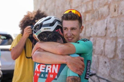 El vencedor Haimar Etxeberria es abrazado por un compañero del Kern Pharma tras ganar la etapa.