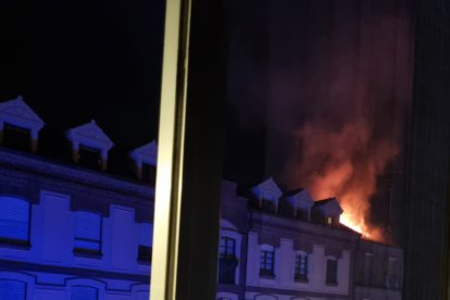 Incendio en un tejado de la calle San José