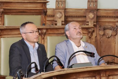 Víctor Martín y Alberto Cuadrado en el salón de plenos del Ayuntamiento.