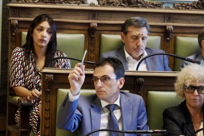 Pedro Herrero, portavoz de los socialistas, rodeado de sus compañeros de partido.