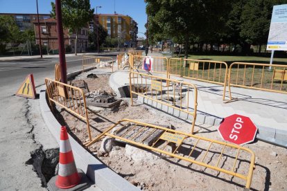 Obras en el carril bici del paseo Juan Carlos I en Valladolid.