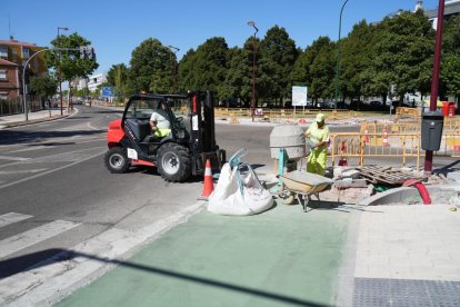 Obras en el carril bici del paseo Juan Carlos I en Valladolid.