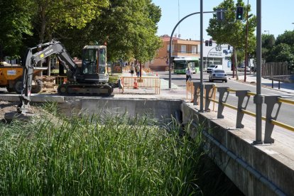 Obras en el carril bici del paseo Juan Carlos I en Valladolid.