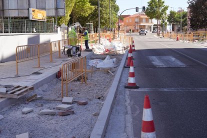 Obras en el carril bici del paseo Juan Carlos I en Valladolid.