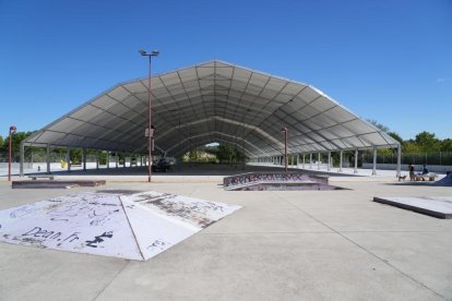 Nueva carpa para las casetas regionales.