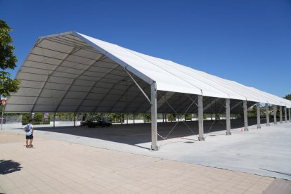 Nueva carpa para las casetas regionales.