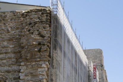 Andamios en la fachada lateral de la Catedral