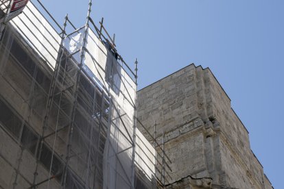 Andamios en la fachada lateral de la Catedral