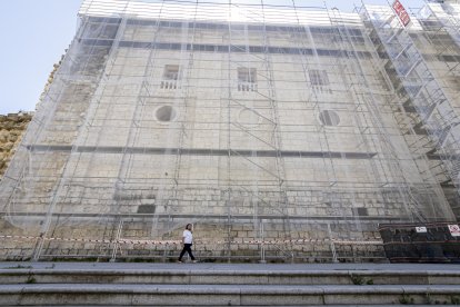 Andamios en la fachada lateral de la Catedral