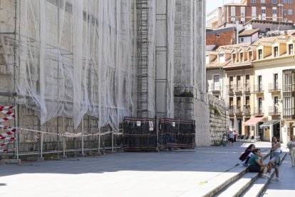 Andamios en la fachada lateral de la Catedral