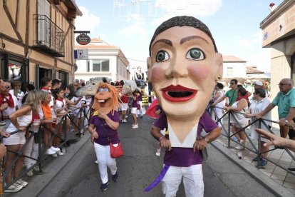Desfile de peñas en Íscar