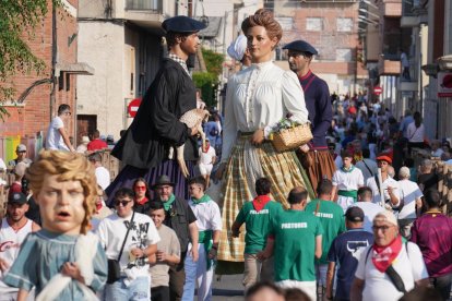 Gigantes y cabezudos en las inmediaciones de la Plaza de Toros