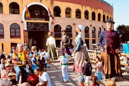 Gigantes y cabezudos en las inmediaciones de la Plaza de Toros