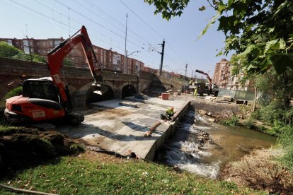 Obras de la segunda día del AVE desde el acceso Norte a la estación de Campo Grande en Valladolid.