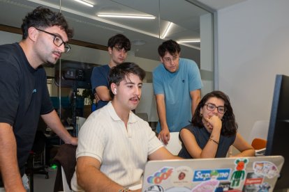 Jóvenes emprendedores trabajando en el coworking de IdeVa.