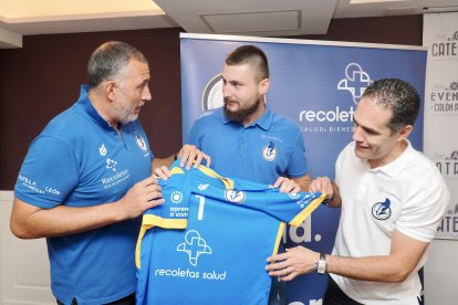 Presentación de Stjepan Jozinovic como nuevo jugador del Recoletas en el Hotel Plaza Colón.