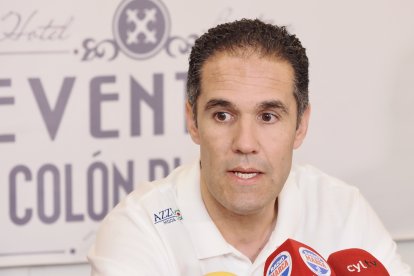 Presentación de Stjepan Jozinovic como nuevo jugador del Recoletas en el Hotel Plaza Colón.