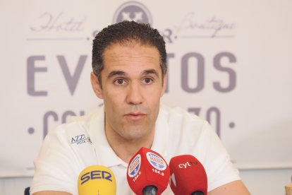 Presentación de Stjepan Jozinovic como nuevo jugador del Recoletas en el Hotel Plaza Colón.