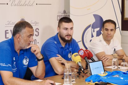 Presentación de Stjepan Jozinovic como nuevo jugador del Recoletas en el Hotel Plaza Colón.