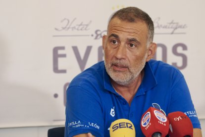 Presentación de Stjepan Jozinovic como nuevo jugador del Recoletas en el Hotel Plaza Colón.