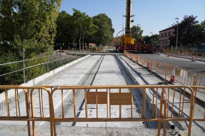 Pasarela sobre el Esgueva en el Paseo de Juan Carlos I.