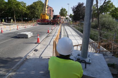 Pasarela sobre el Esgueva en el Paseo de Juan Carlos I.