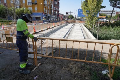 Pasarela sobre el Esgueva en el Paseo de Juan Carlos I.