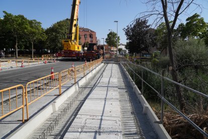 Pasarela sobre el Esgueva en el Paseo de Juan Carlos I.