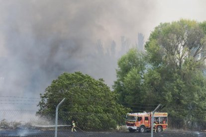 Incendio en una parcela junto a la vía del tren próximo a la calle del Arca Real.