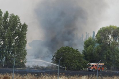 Incendio en una parcela junto a la vía del tren próximo a la calle del Arca Real.
