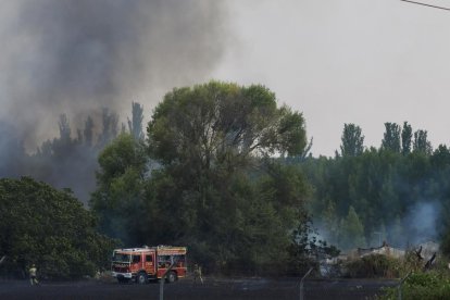Incendio en una parcela junto a la vía del tren próximo a la calle del Arca Real.