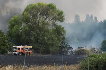 Incendio en una parcela junto a la vía del tren próximo a la calle del Arca Real.