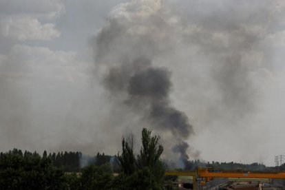 Incendio en una parcela junto a la vía del tren próximo a la calle del Arca Real.