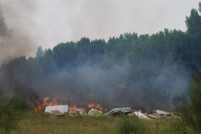 Incendio en una parcela junto a la vía del tren próximo a la calle del Arca Real.