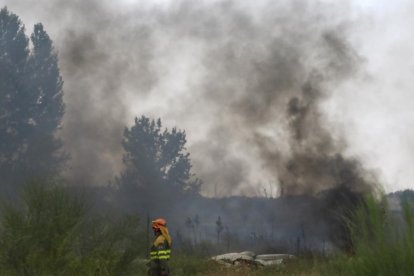 Incendio en una parcela junto a la vía del tren próximo a la calle del Arca Real.
