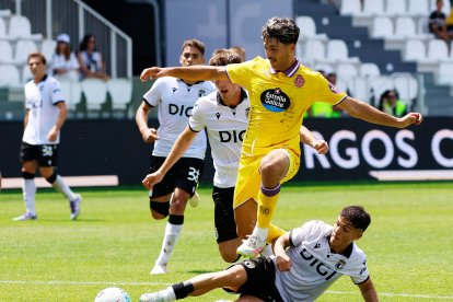 Meseguer es objeto de la falta preludio del empate final, obra de Amath.