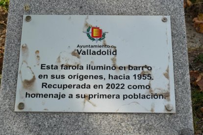 Placa en la plaza Cine Castilla, fuste de farola.