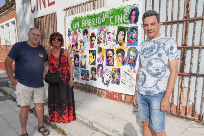 Juan Hernández, Rosa Mª Cantalapiedra y Fernando Polanco Uyá junto al mural en Cine Castilla