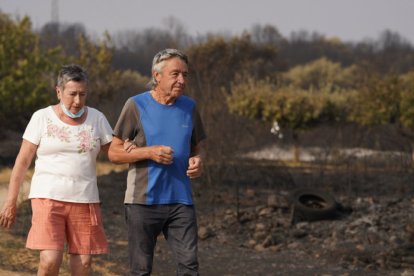 Vecinos que fueron desalojados de Las Médulas y Carucedo (León) por el incendio regresan a sus casas, algunas arrasadas por las llamas.
