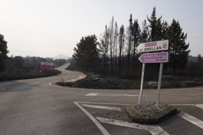 Vecinos que fueron desalojados de Las Médulas y Carucedo (León) por el incendio regresan a sus casas, algunas arrasadas por las llamas.