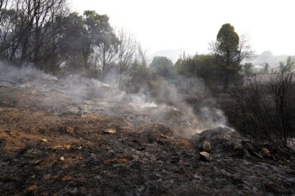 Vecinos que fueron desalojados de Las Médulas y Carucedo (León) por el incendio regresan a sus casas, algunas arrasadas por las llamas.