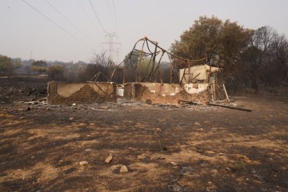 Vecinos que fueron desalojados de Las Médulas y Carucedo (León) por el incendio regresan a sus casas, algunas arradasdas por las llamas.