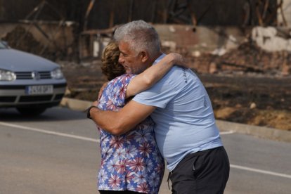 Vecinos que fueron desalojados de Las Médulas y Carucedo (León) por el incendio regresan a sus casas, algunas arradasdas por las llamas.
