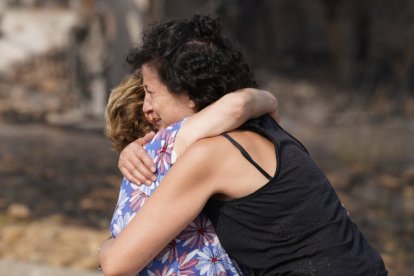 Vecinos que fueron desalojados de Las Médulas y Carucedo (León) por el incendio regresan a sus casas, algunas arradasdas por las llamas.