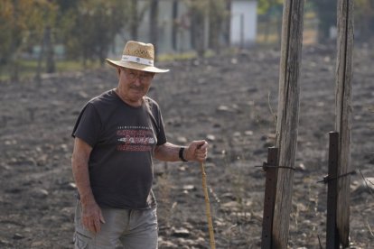Vecinos que fueron desalojados de Las Médulas y Carucedo (León) por el incendio regresan a sus casas, algunas arradasdas por las llamas.