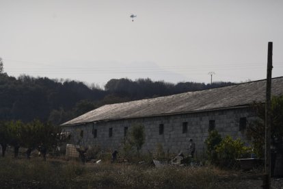 Vecinos que fueron desalojados de Las Médulas y Carucedo (León) por el incendio regresan a sus casas, algunas arradasdas por las llamas.