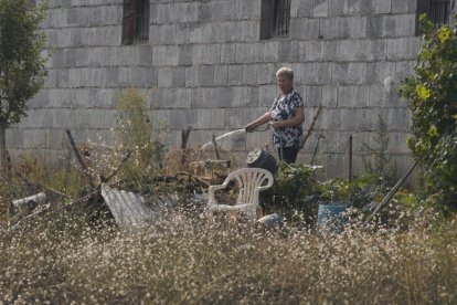 Vecinos que fueron desalojados de Las Médulas y Carucedo (León) por el incendio regresan a sus casas, algunas arradasdas por las llamas.